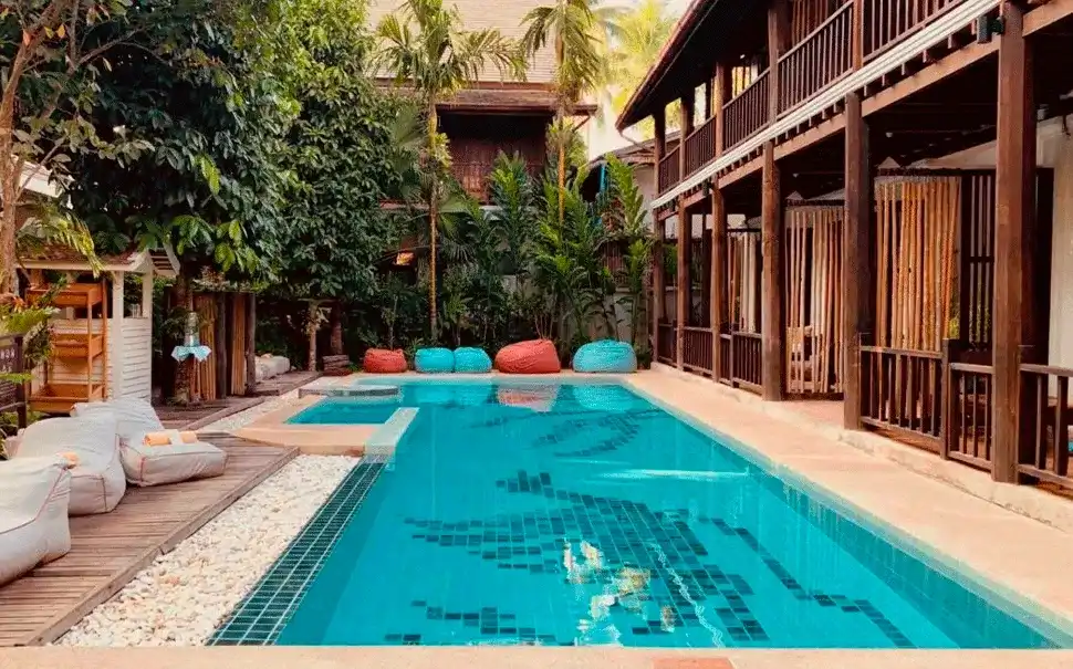 madeira e pedra piscina