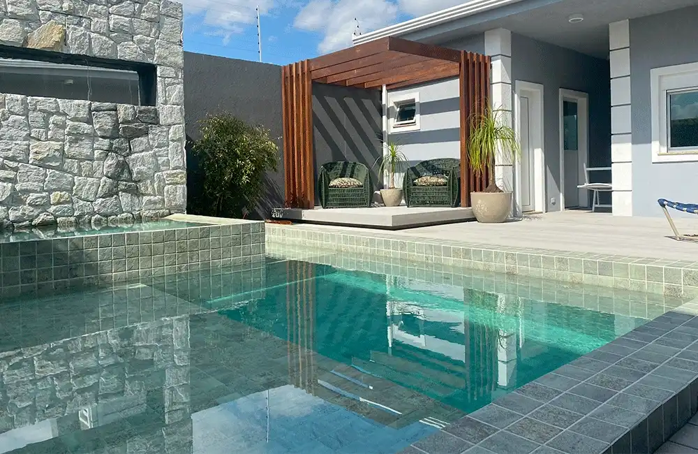 piscina com pedra hijau