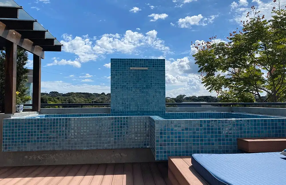 pedra na cascata da piscina 