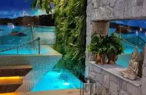 piscina com prainha e pedras de ceramica