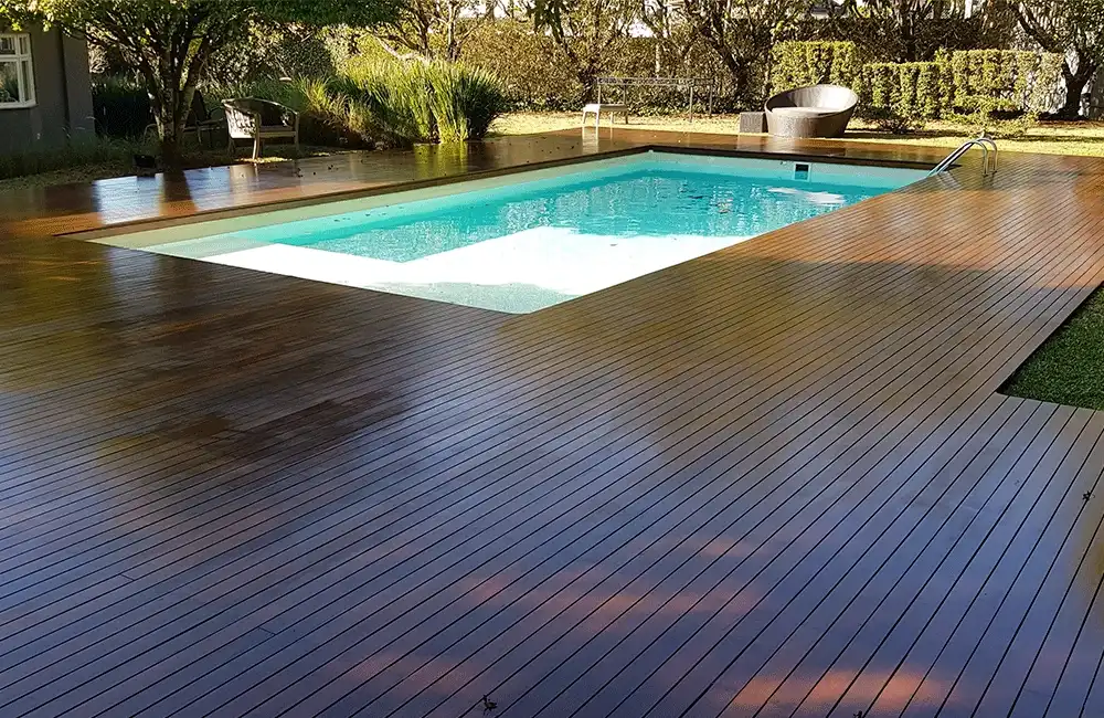 piscina com pedra branca no jardim 