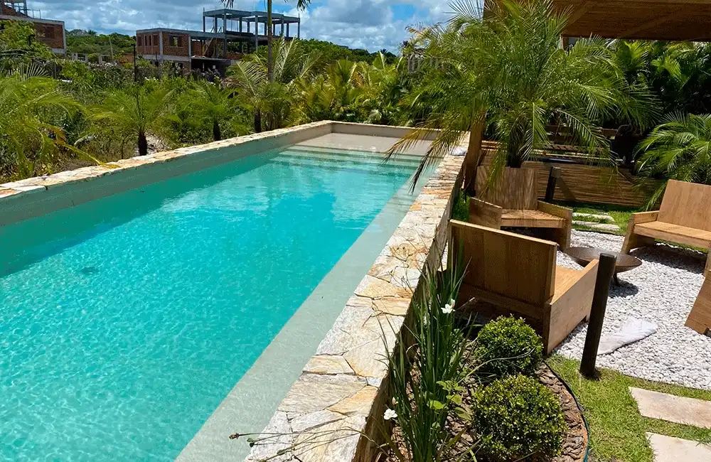 pedra miracema na borda da piscina elevada 