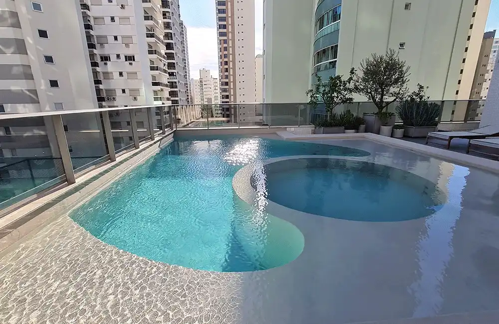 pedras interna e externa na piscina 