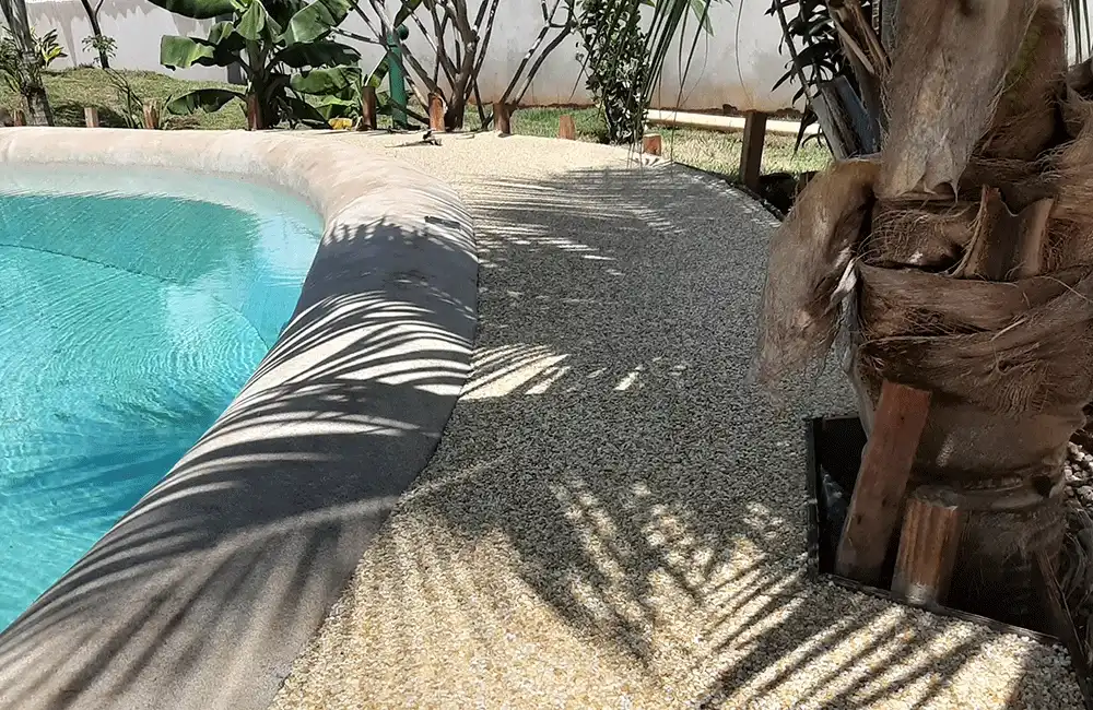 borda redonda com piscina