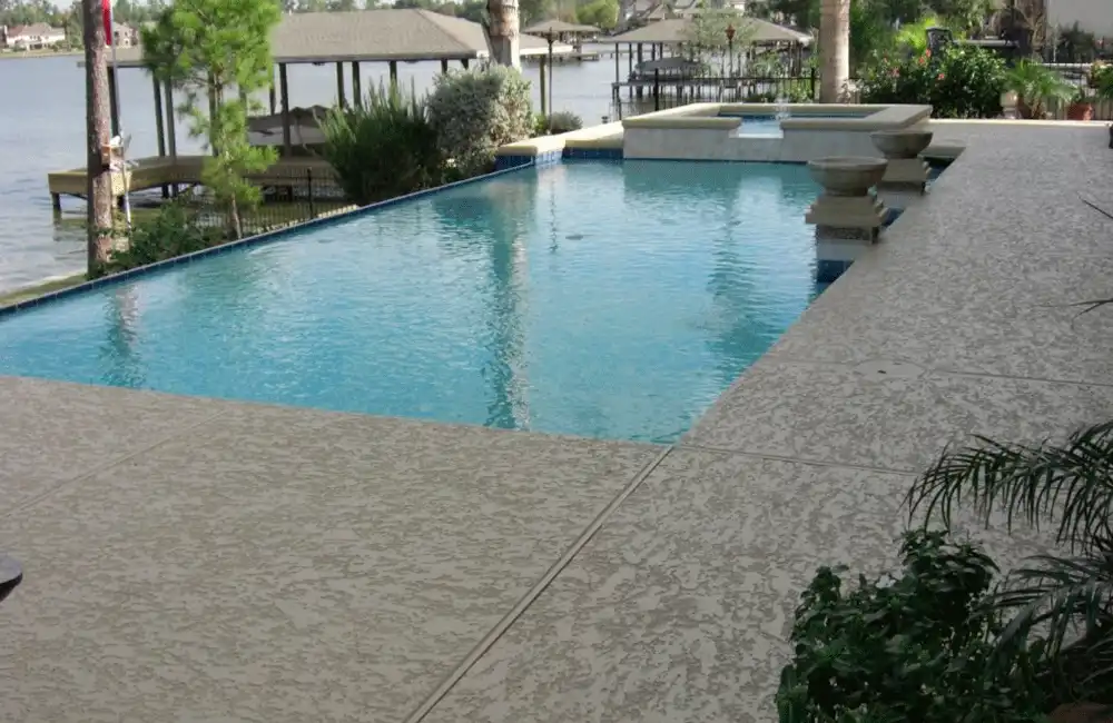 pedra atérmica antiderrpante na area de lazer com piscina