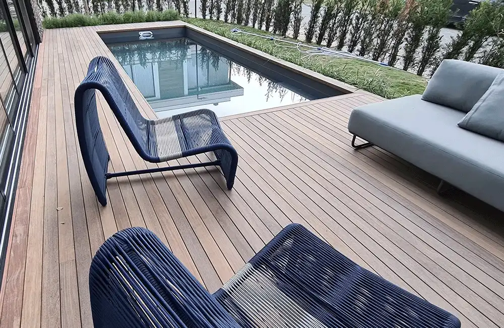 piscina pedra azul com deck 
