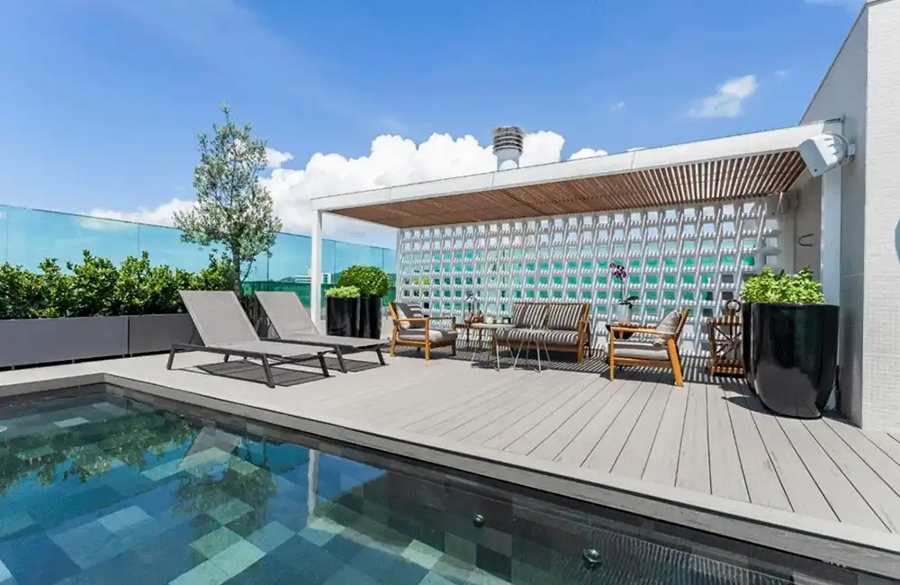 area da piscina com pedra hitam