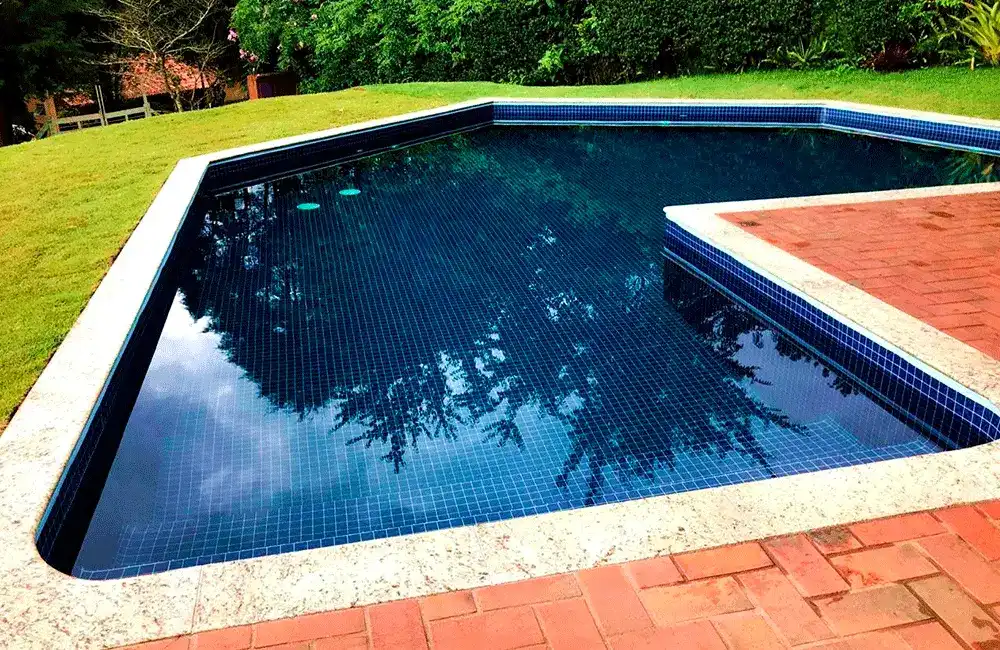 piscina com granito e tijolo