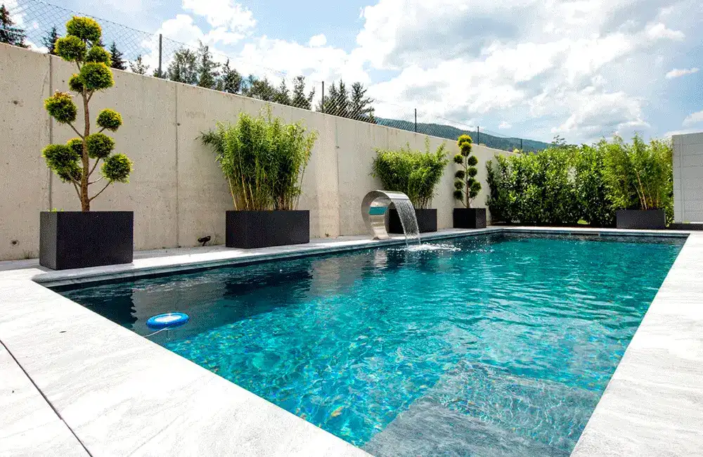 piscina retangular com borda branca 