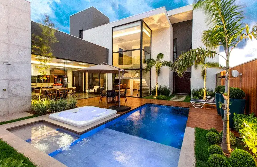 piscina com deck e spa integrado e revestimento de marmore