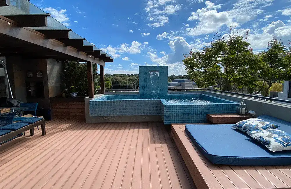 deck ecológico na piscina elevada com pastilhas de vidro na borda 