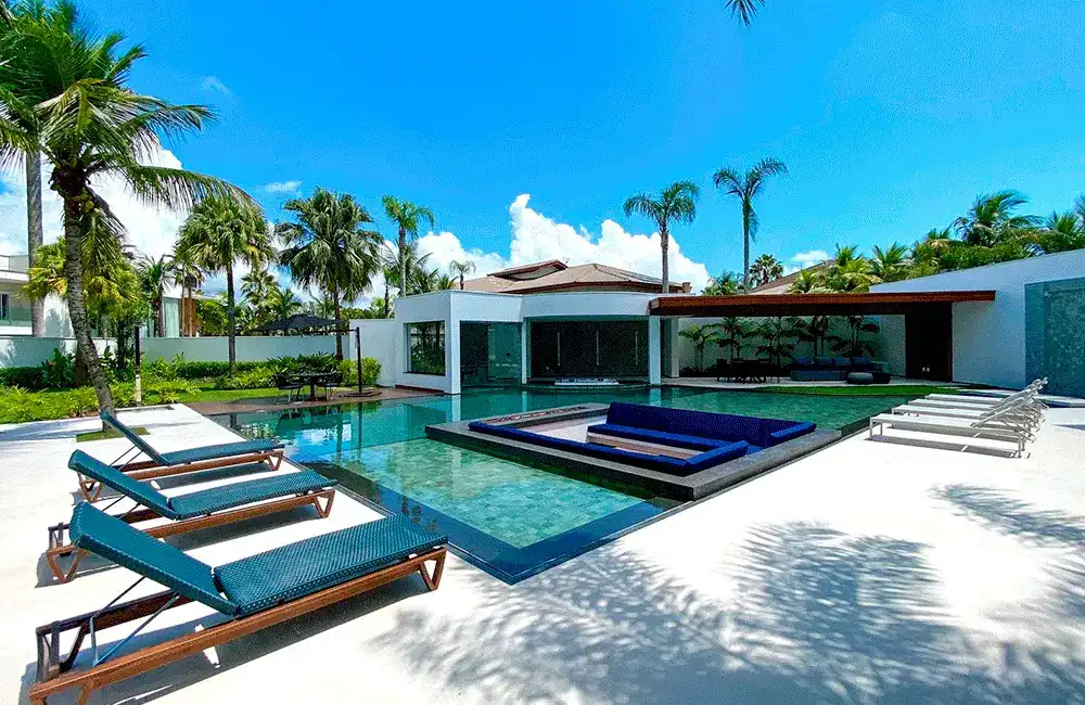 piscina com revestimentos preto