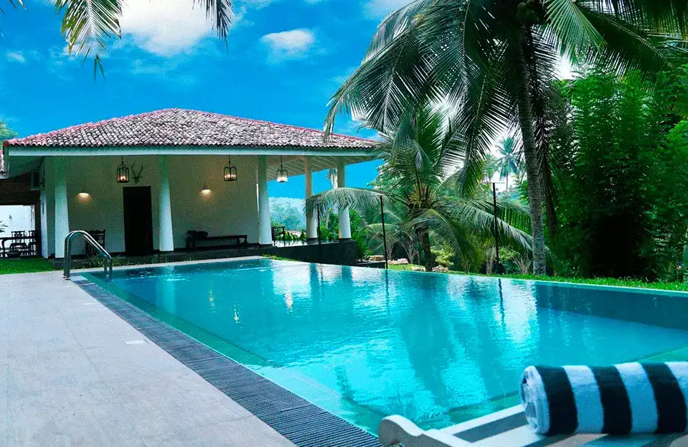 piscina com gazebo branco