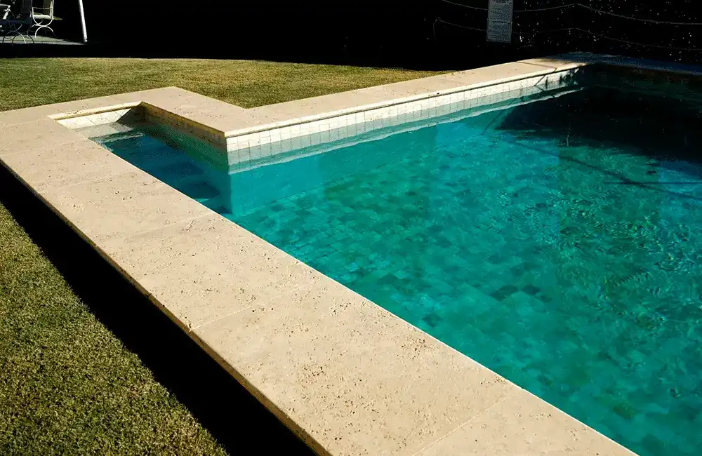 piscina com mármore 