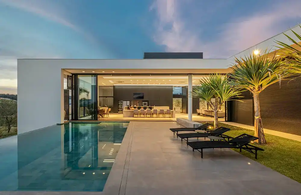 piscina moderna com borda infinita 