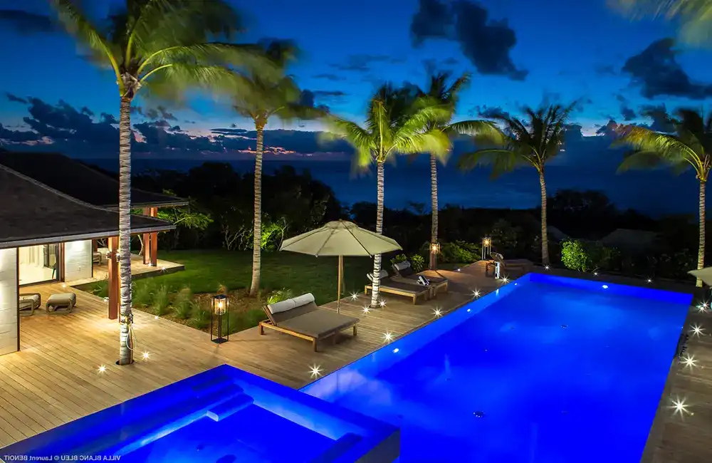 espaço luxuoso com piscina