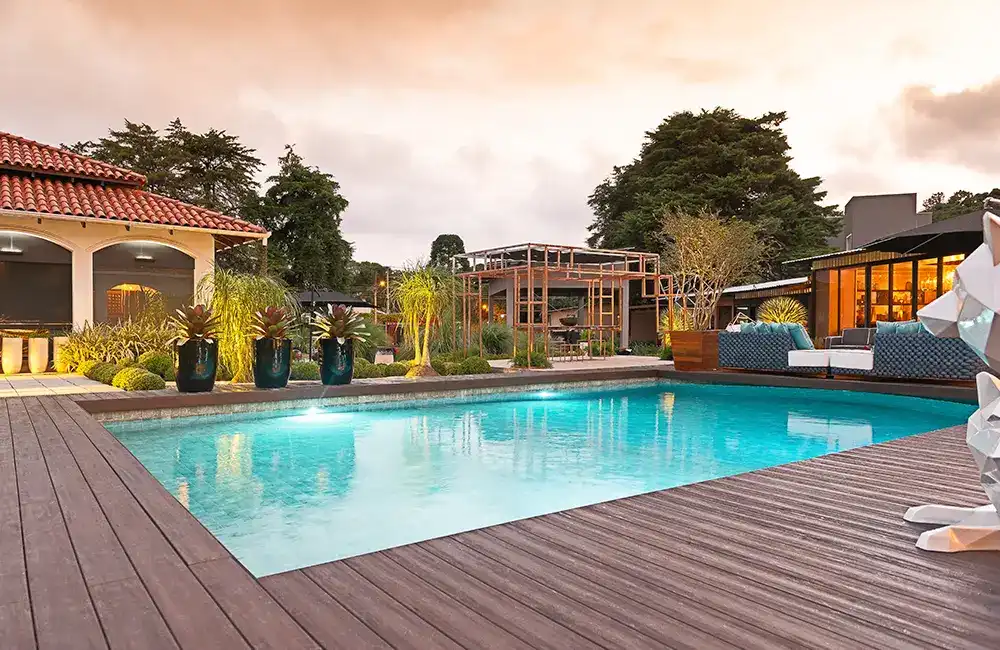 piscina com deck plástico
