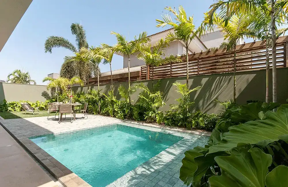 jardim com piscina e decoração com pergolado de madeira