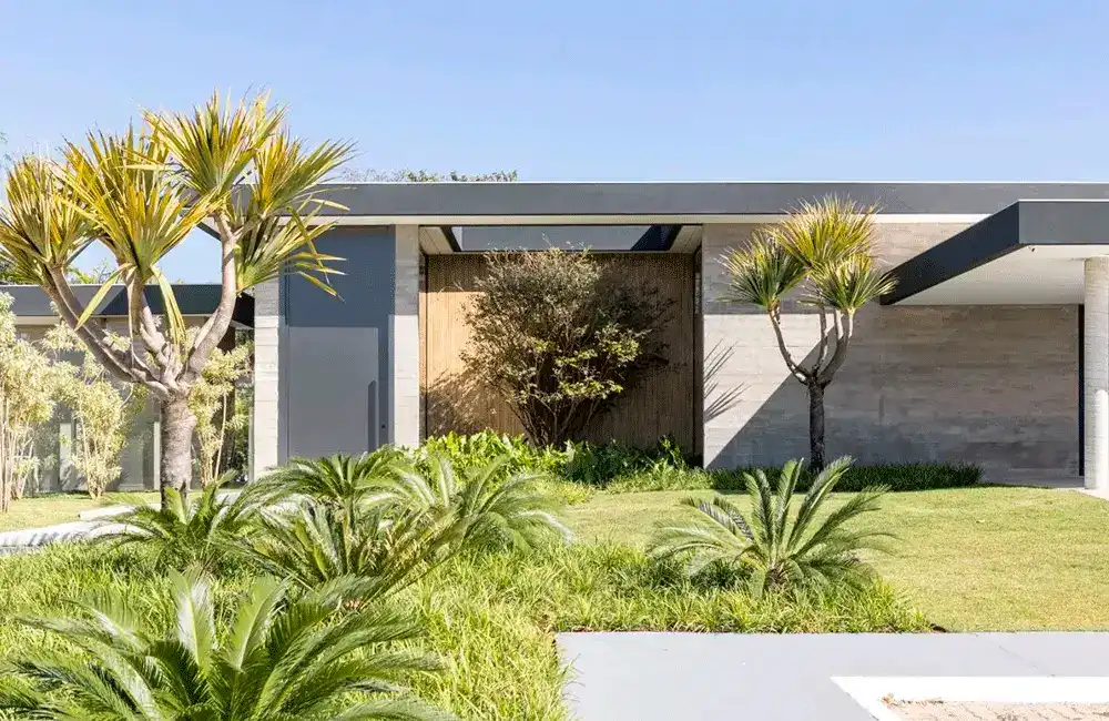 arquitetura com paisagismo na entrada da casa moderna