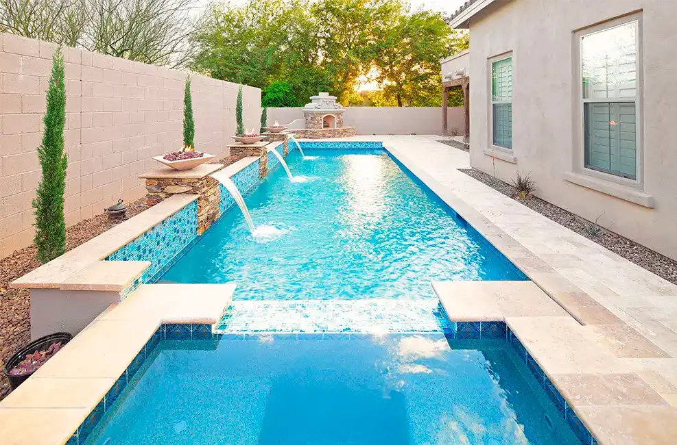 piscina branca com revestimento atérmico