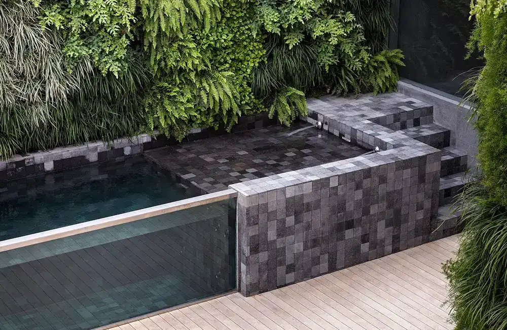 Pedra hitam com parede de vidro