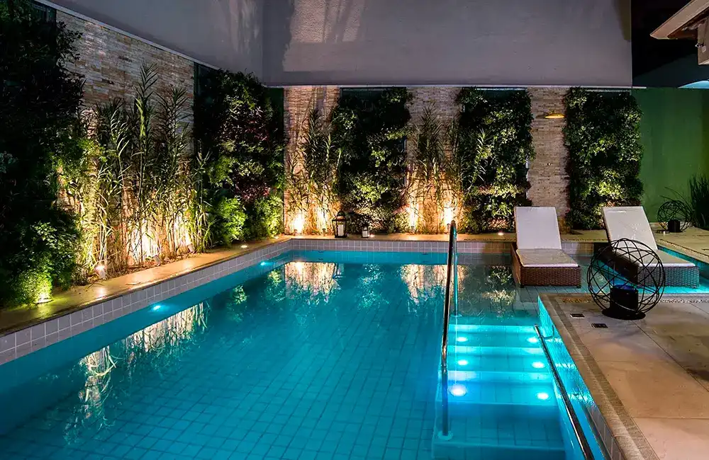 piscina moderna com jardim vertical na parede 