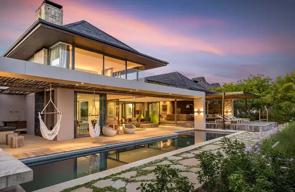 Uma casa moderna com piscina e jardim