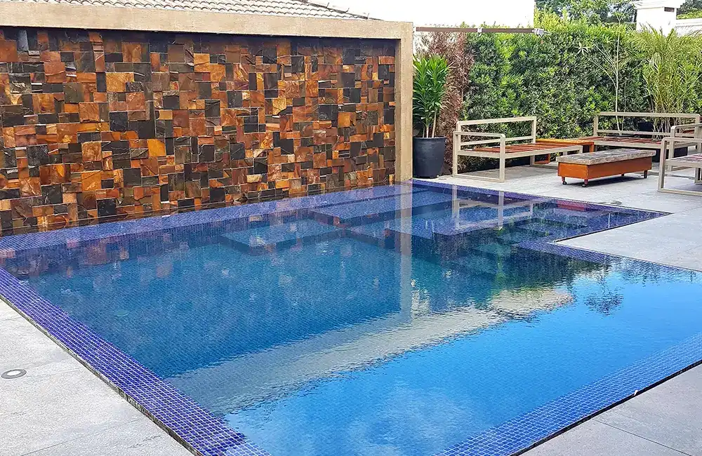 pedra madeira na parede da piscina moderna com flow up