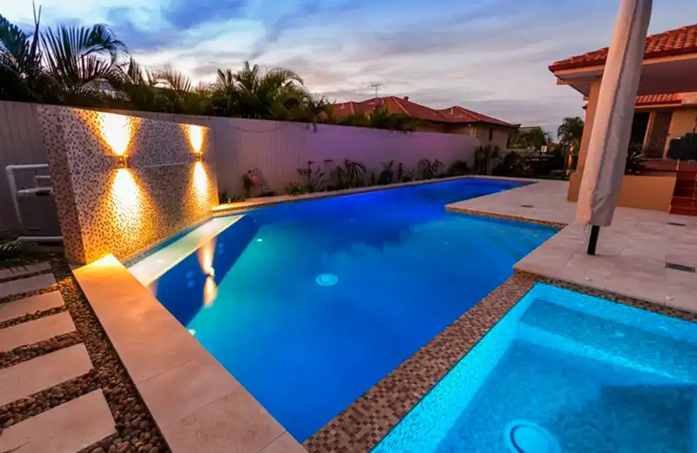 piscina grande e moderna 
