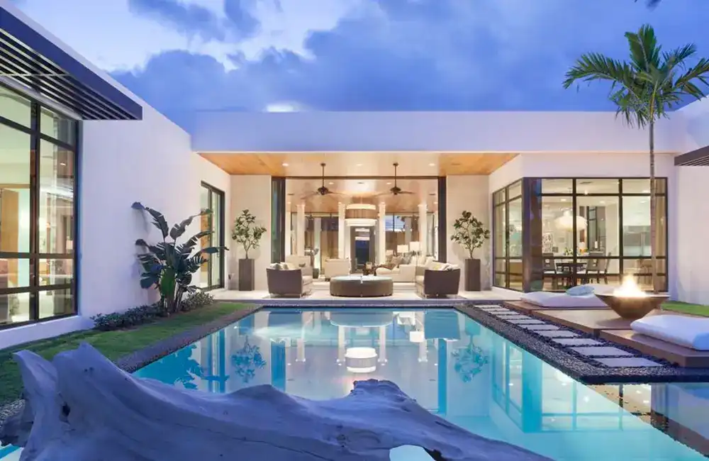 piscina moderna na casa de luxo