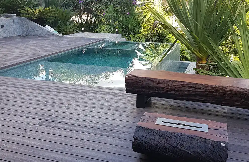 piscina com deck e borda infinita 