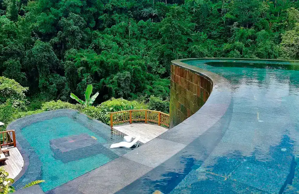 piscina no terraço com borda infinita 