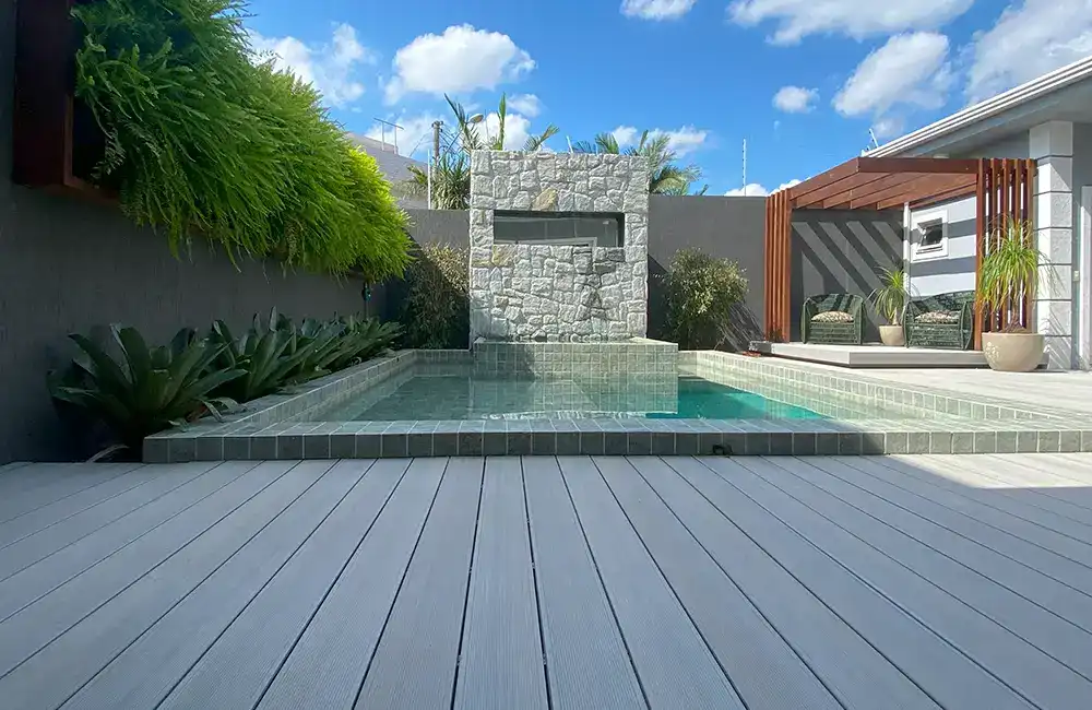piscina com deck cinza moderno 