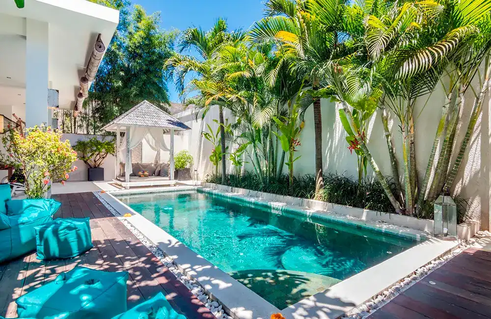 piscina com hidro e borda branca 