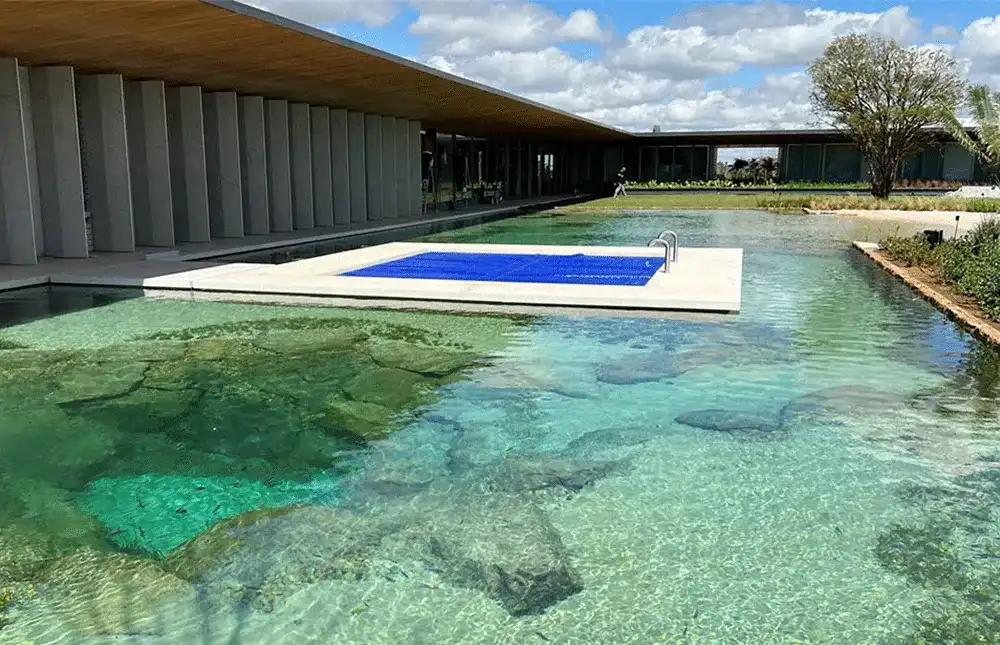 piscina no meio 