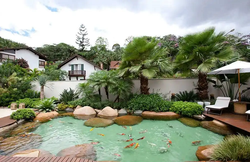 pedras dentro da piscina