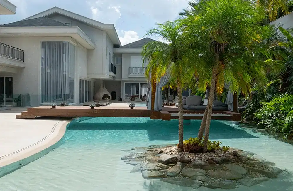 linhas retas na piscina natural com deck