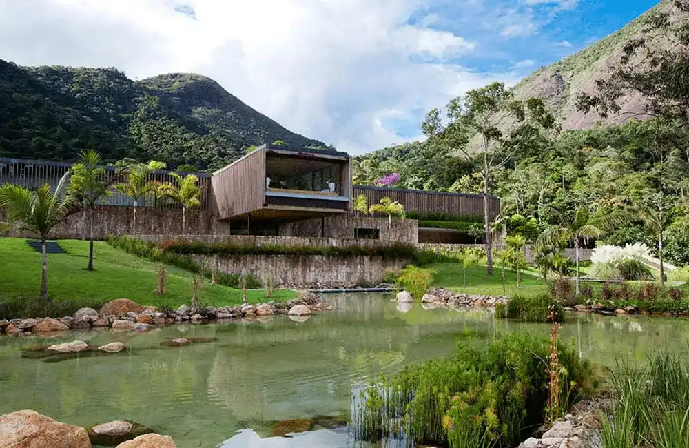 casa grande com lago