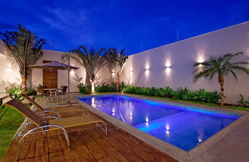 piscina com deck e borda branca 