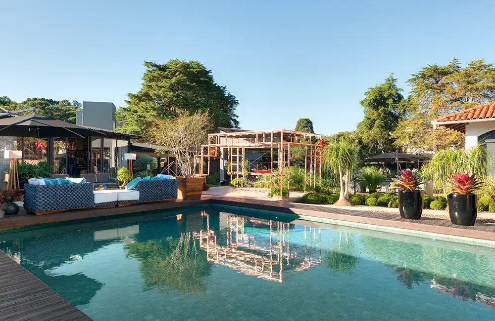 piscina com pergolado de ferro