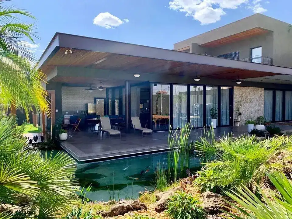 casa com lago e deck