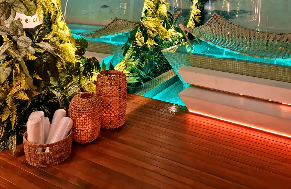 piscina com deck e jardim vertical