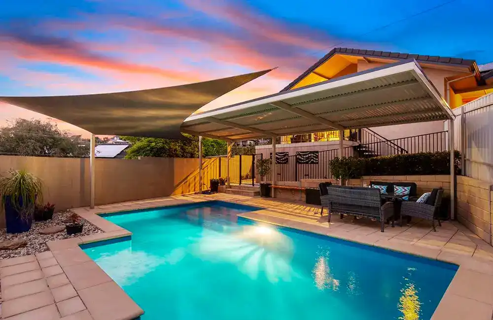 espreguiçadeiras e móveis para piscina