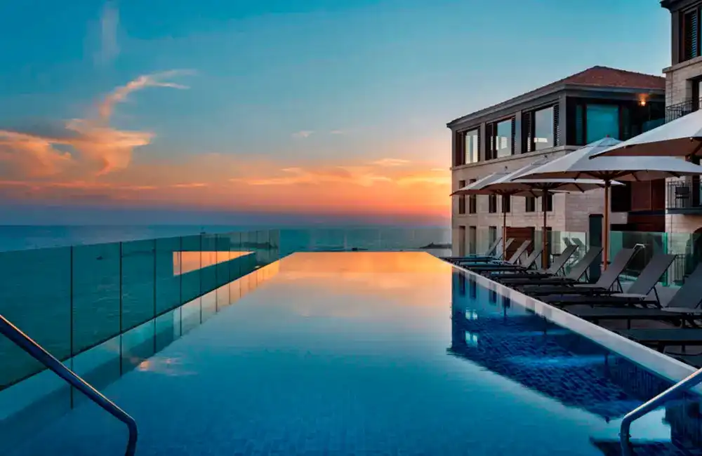 piscina ampla com borda infinita 