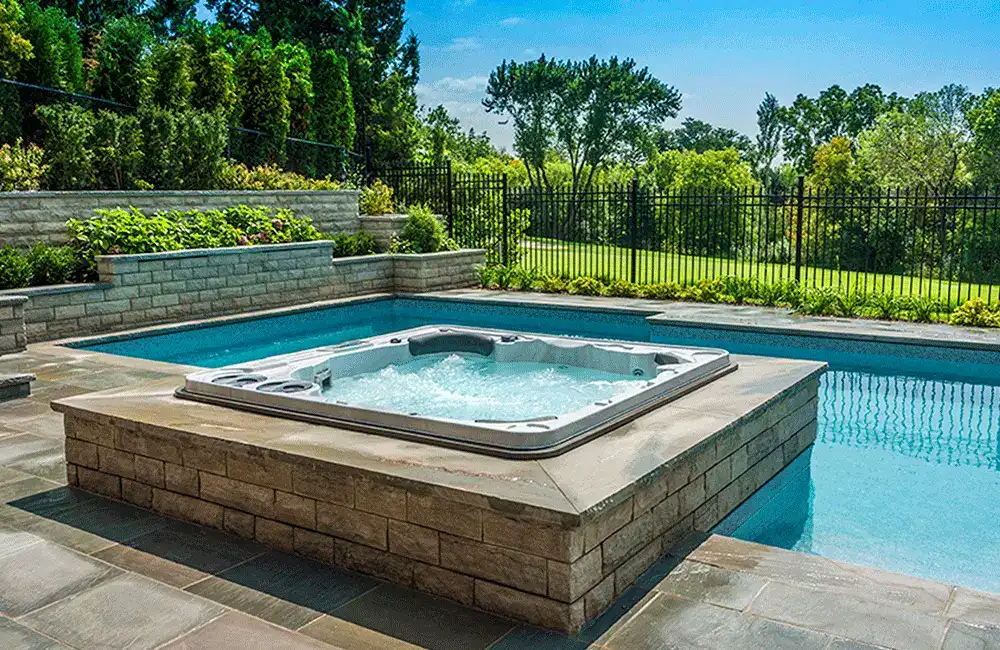 piscina quadrada e pedra de revestimento