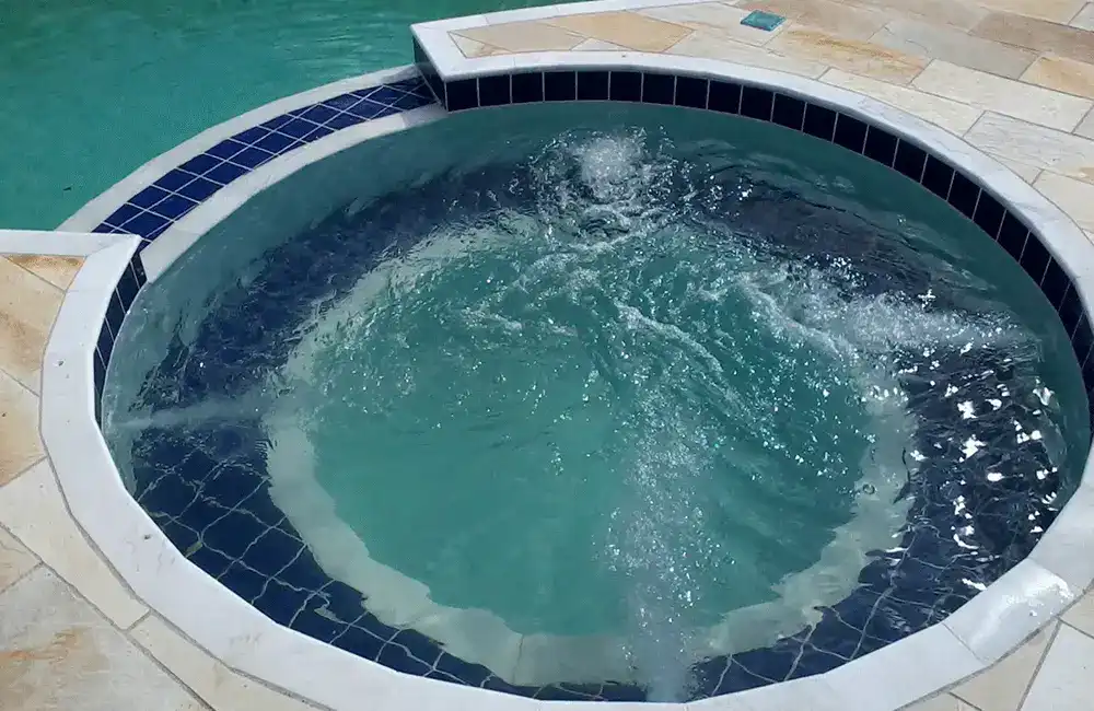 spa acoplada na piscina