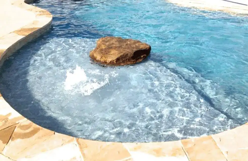 piscina com pedra natural