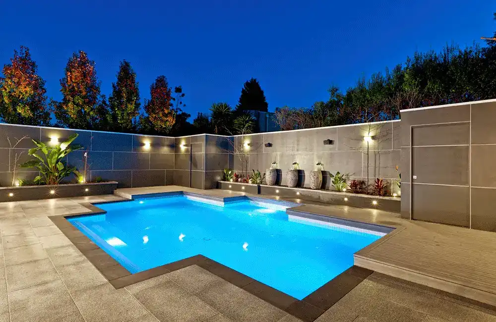 piscina em forma de cruz com iluminação