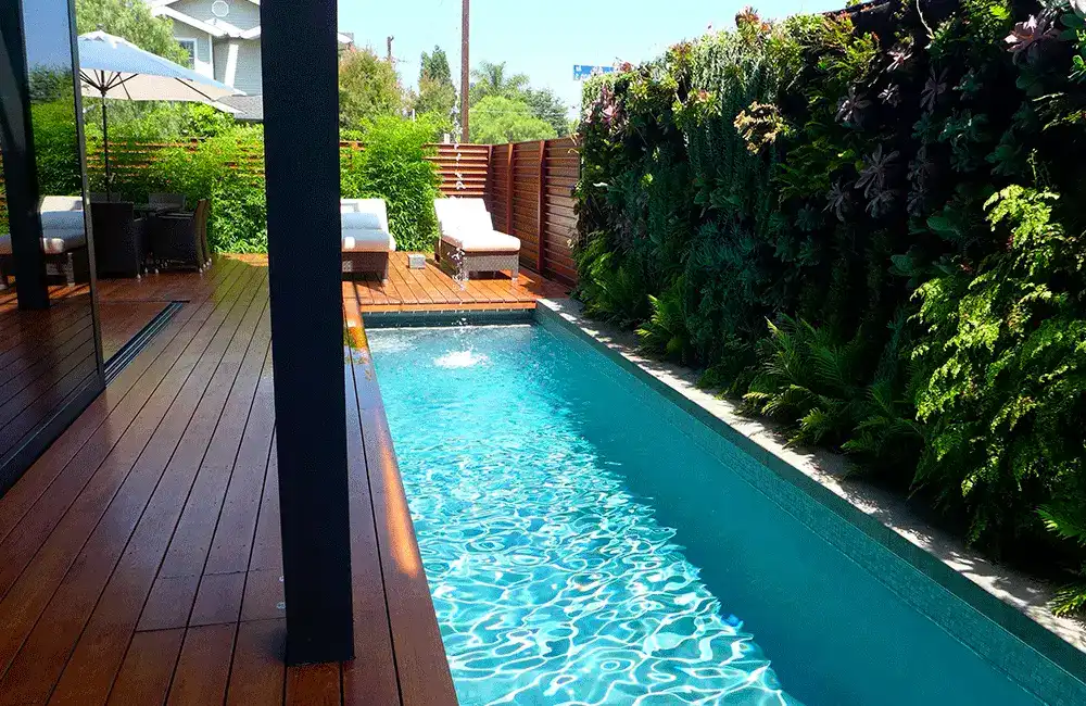 piscina fina no corredor com deck