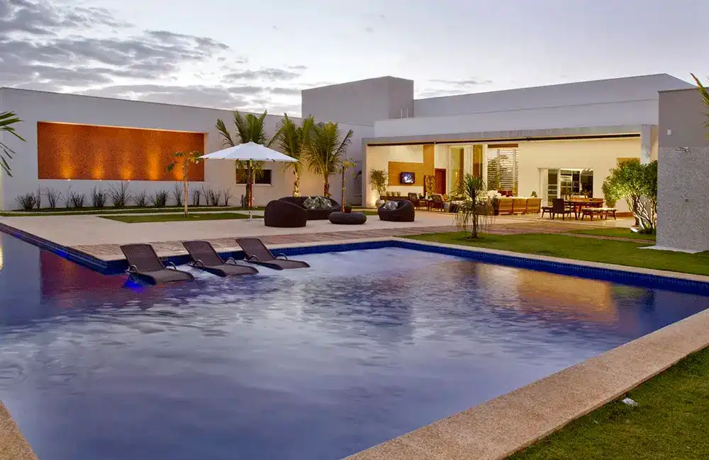 espaço grande com piscina moderna 
